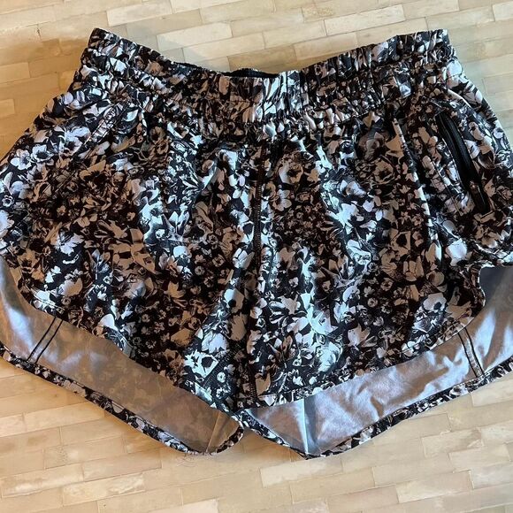 Lululemon Women's Tracker 4” Short Size 8 Black and White Floral GUC With Liner - Picture 4 of 8